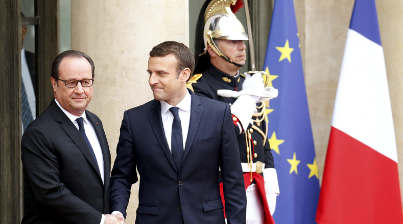 El saliente presidente francés François Hollande asistió a la ceremonia de entrega a Macron.