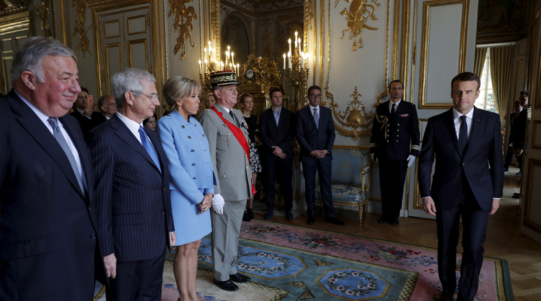 El presidente del Senado Larcher, el presidente de la Asamblea Nacional Bartolone, la esposa de Macron, Brigitte Trogneux, y el general Benoit Puga, también estuvieron presentes en el acto.