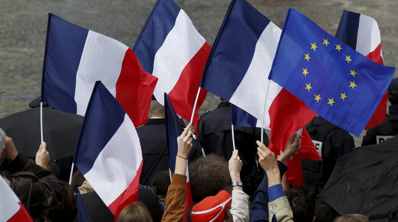 Los franceses acompañaron a Macron durante una ceremonia en el Arco del Triunfo luego de la entrega en París. 