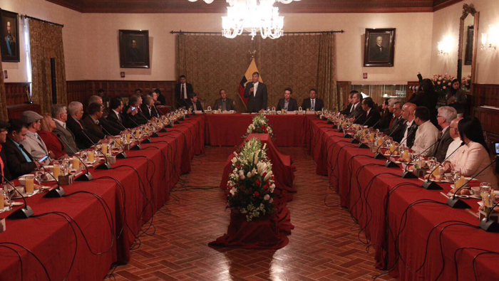 El mandatario ecuatoriano afirmó que tanto su Gobierno como el del presidente electo Lenín Moreno apoyarán siempre los diálogos de paz.