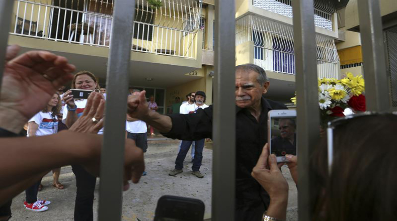 López Rivera permaneció 12 años en prisión solitaria y sin contacto con el exterior ni con sus familiares. Estuvo en prisión por 36 años, siendo el último prisionero político puertorriqueño de la Guerra Fría y el que más tiempo cumplió en cárceles estadounidenses