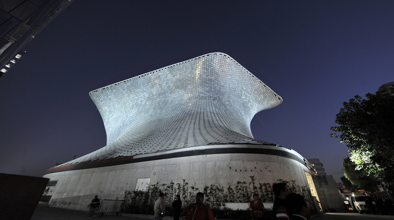 El Museo Soumaya de Ciudad de México fue inaugurado en 2011. Está recubierto por más de 16.000 placas de aluminio y alberga obras de artistas europeos como Salvador Dalí o Sandro Boticelli, además de una colección de esculturas desarrolladas en la época prehispánica.