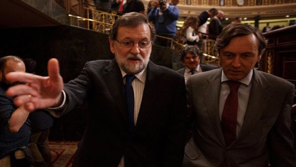 El propio mandatario español, Mariano Rajoy (i), ha salido reflejado por supuestos actos de corrupción.