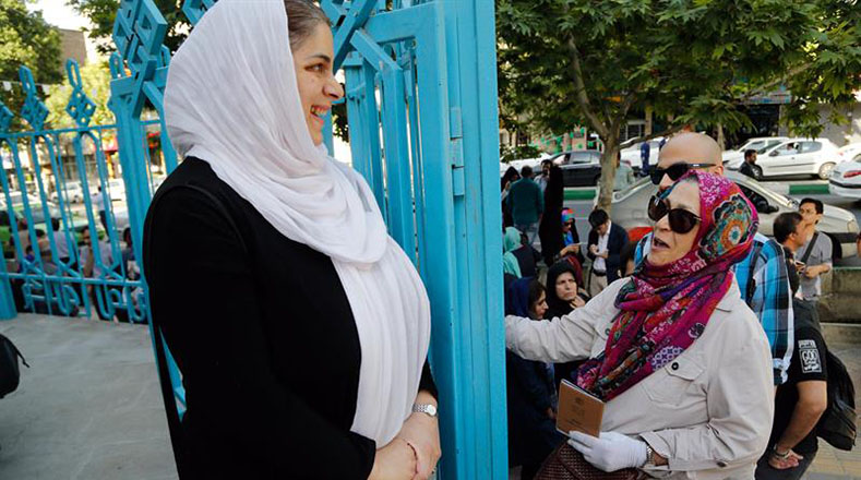 Las mujeres iraníes se suman a los millones de votantes que eligen al presidente del país para los próximos cinco años. 