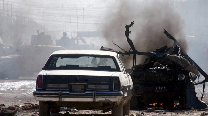 El ataque suicida con coche bomba sucedió cerca del puesto de control fuera de la ciudad petrolera Basra.