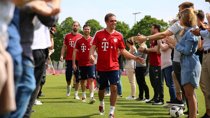 La plantilla del Bayern le hizo un pasillo de honor a Lahm, Alonso y el meta suplente Tom Starke, quien también se retira.