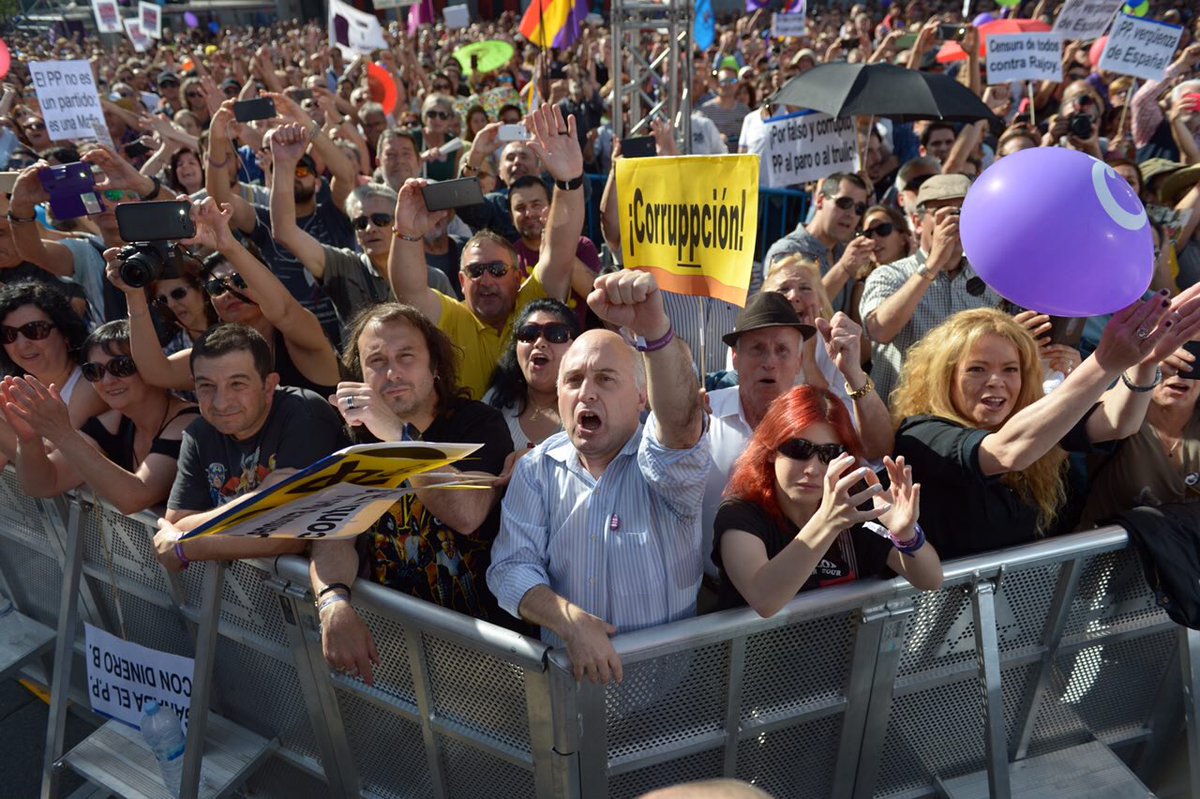 Unidos Podemos expuso ante los manifestantes las razones por las cuales presentaron esa moción de censura.