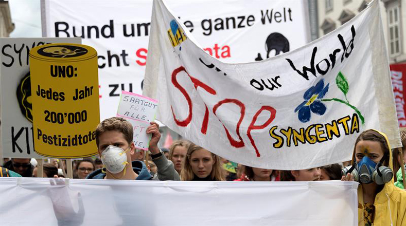 "ONU: 200.000 personas muertas por plaguicidas cada año", se leía en las pancartas que llevaban habitantes de Basilea, Suiza.