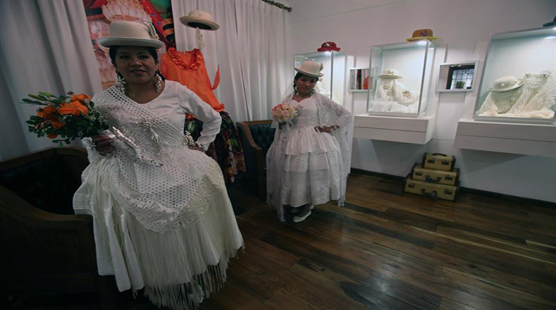 Una de las atracciones en La Paz fue la presentación del desfile de "Noche de novias con identidad" de las diseñadoras Sandra Patzi y Ana Palza, que presentaron ocho vestidos para cholitas, las indígenas aimaras que son un emblema paceño por sus trajes típicos.