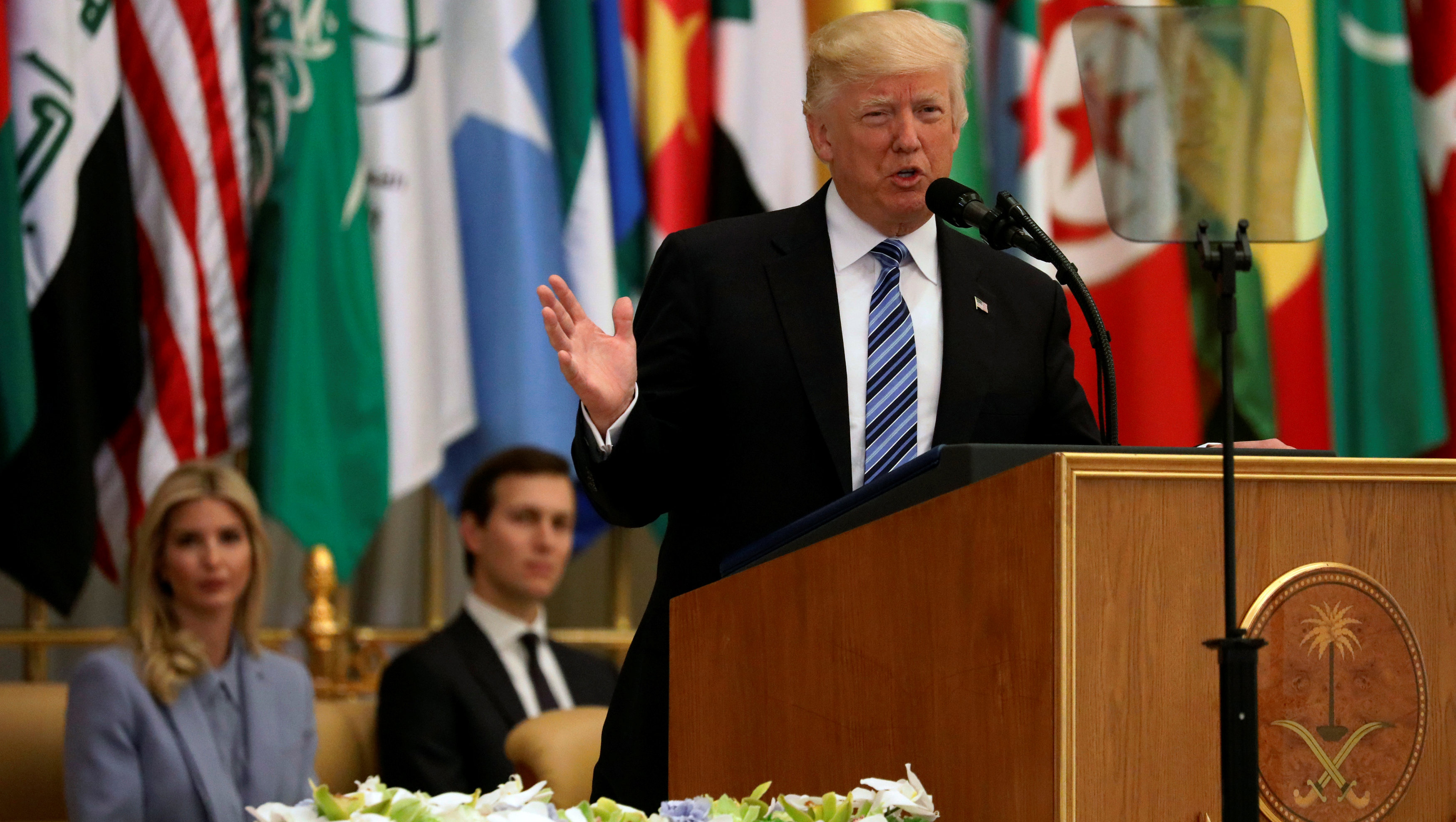 El presidente Trump durante su discurso en Arabia Saudita. Al fondo su hija Ivanka y su yerno Jared Kushner.