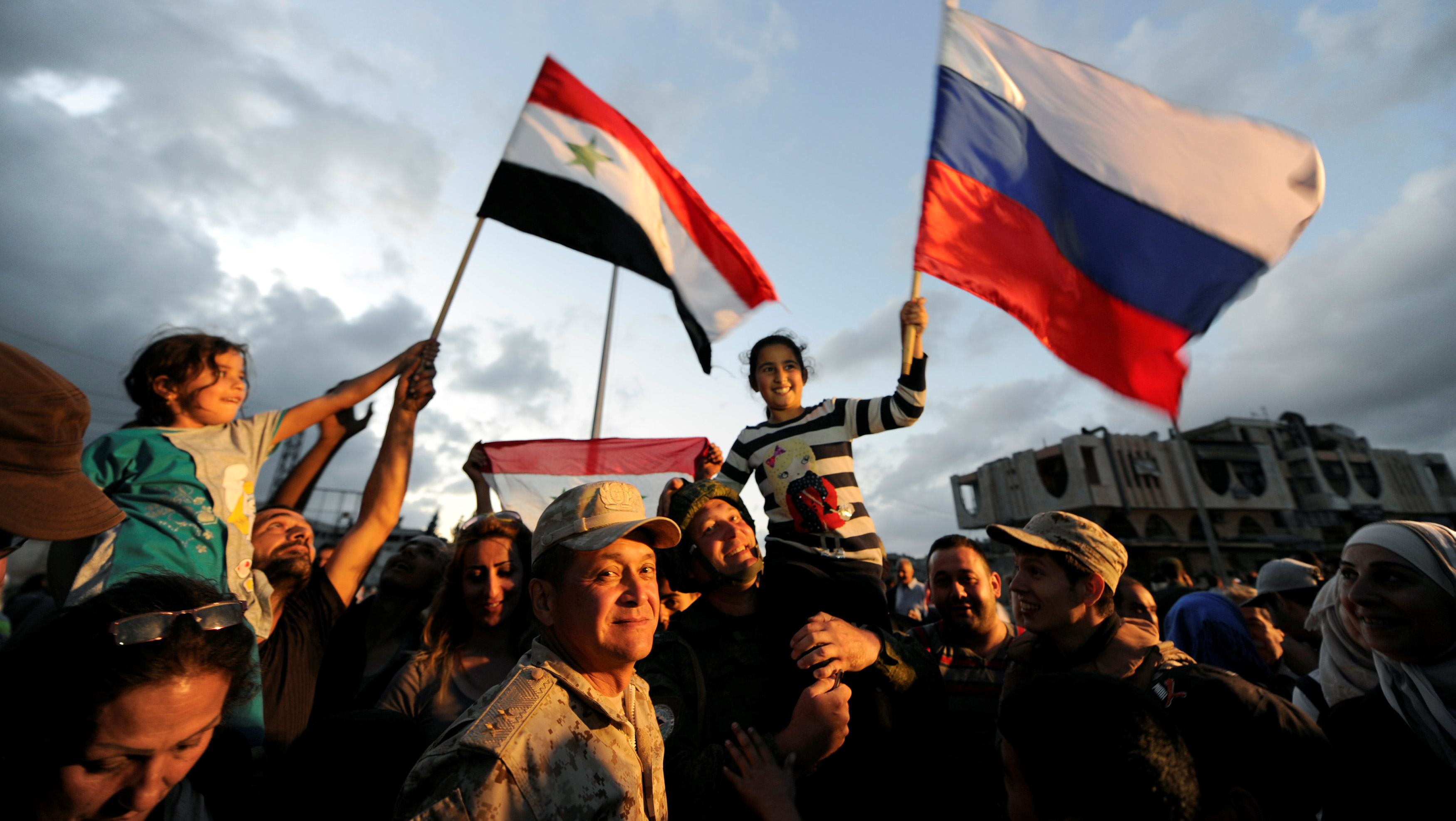 Pobladores celebran la evacuación, de la mano de Rusia, de los opositores en armas que habitaban Homs.