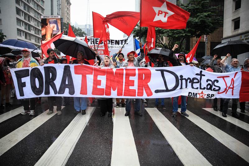 Los movimientos populares piden una salida democrática a la crisis política que vive Brasil.