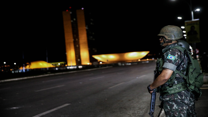 Soldados del Ejército brasileño hacen guardia en las inmediaciones del Ministerio de Desarrollo Agrario en Brasilia.