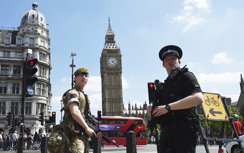 Vigilancia policial cerca del Parlamento en Londres, Reino Unido.
