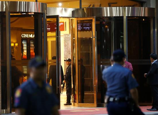 Policías custodian casino atacado en Manila.