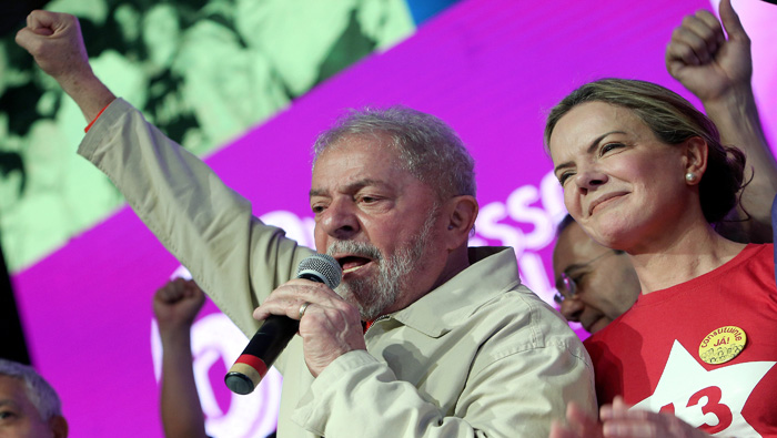 Lula (i) acompañó a la nueva lideresa del PT, Gleisi Hoffmann.