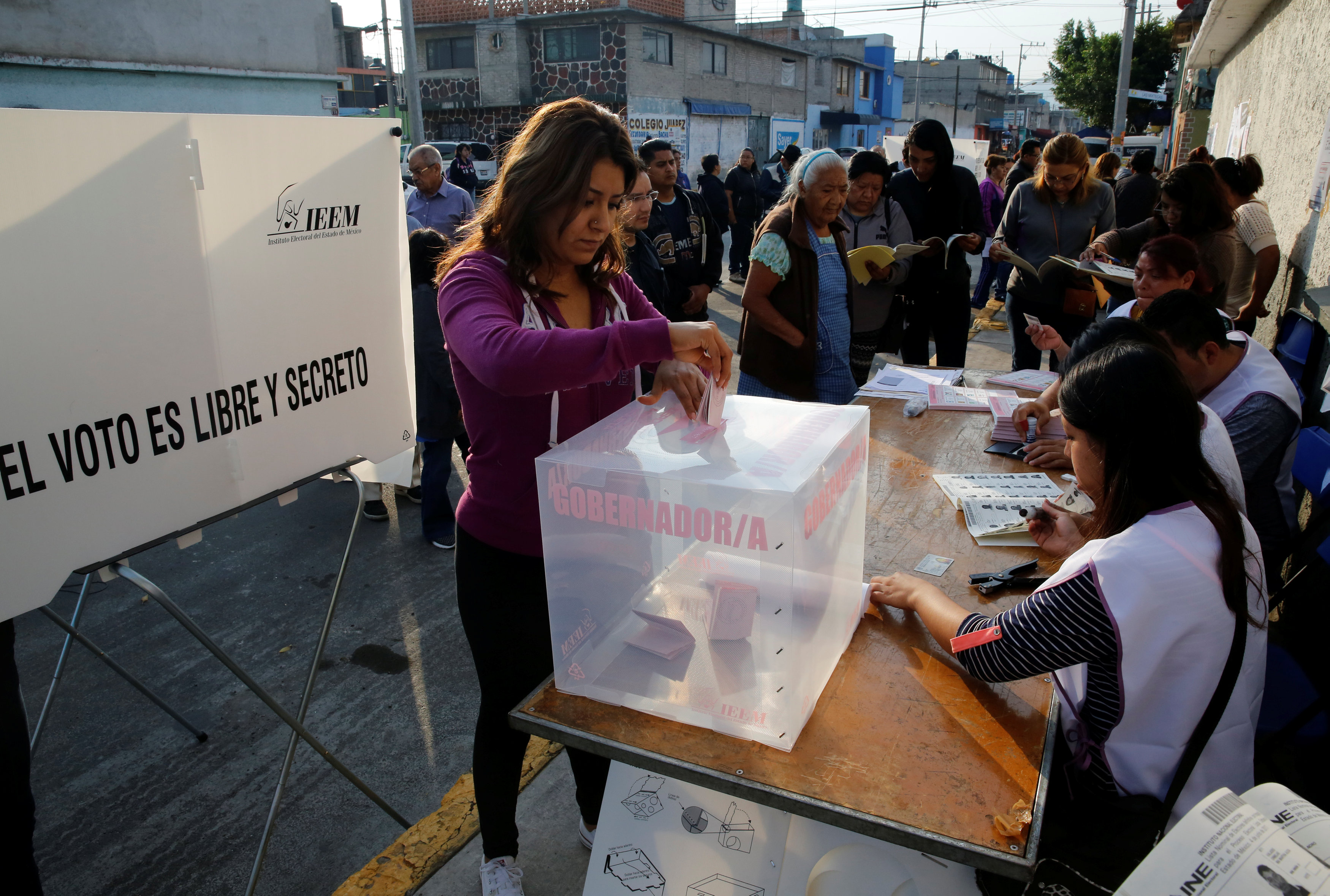 Pese a las amenazas, los mexicanos convocados a las elecciones comenzaron a emitir su voto.