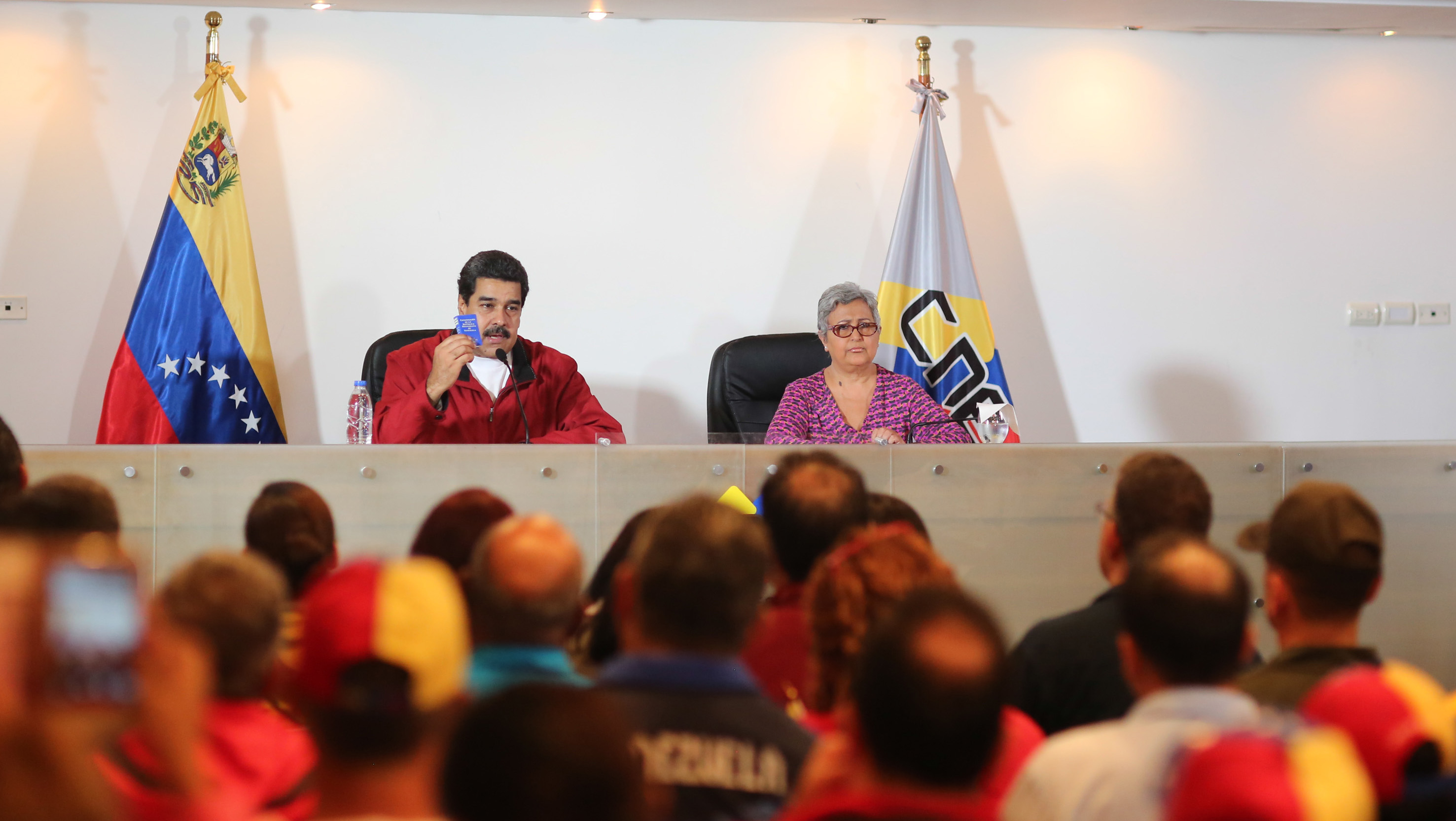 Nicolás Maduro (i) junto a Tibisay Lucena, el pasado 23 de mayo, durante la entrega de la propuesta de bases comiciales para la instalación de la ANC.