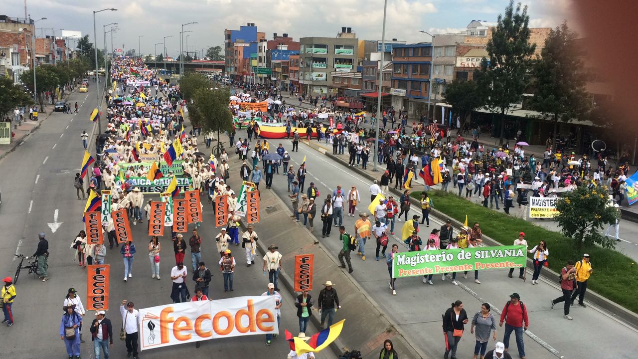 Docentes en Colombia continúan paro ante la falta de voluntad del Gobierno para atender sus exigencias.