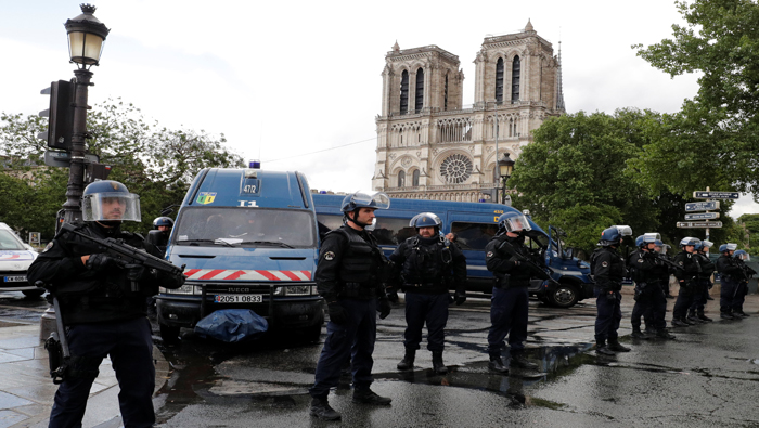 La catedral de Notre-Dame, uno de los sitios más visitados de la zona por los turistas, está bajo protección a la espera de confirmar si se trata de un ataque terrorista.