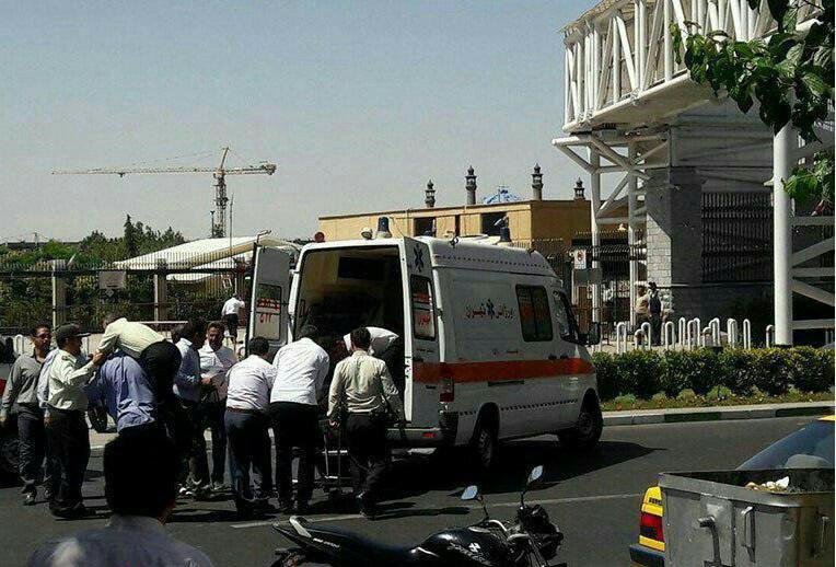 Ambulancias atienden a heridos por los ataques en Teherán.