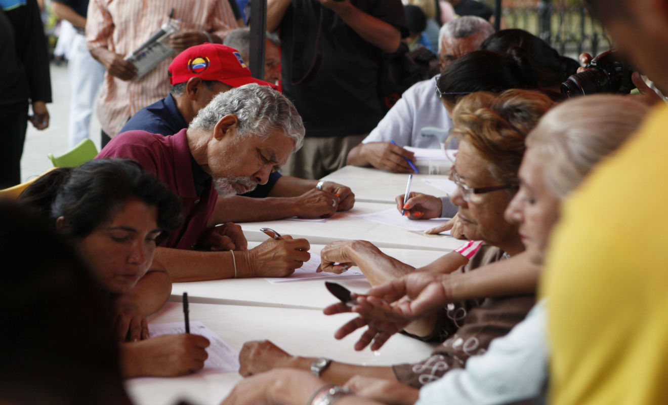 Recolección de firmas por los precandidatos a la Constituyente en Venezuela.