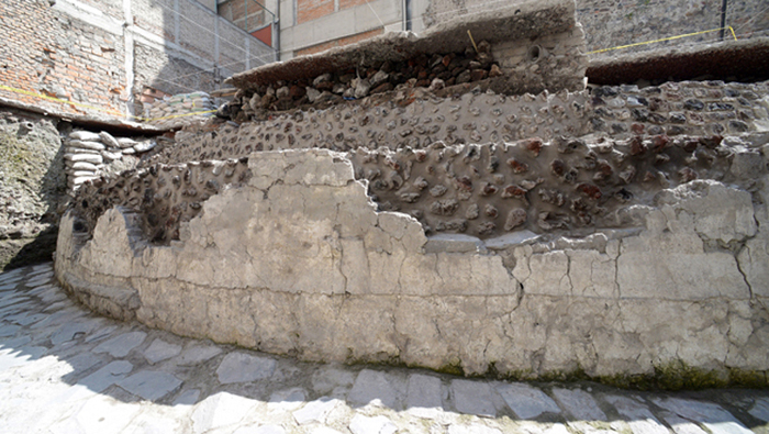 Hallan restos arqueológicos de templo azteca de Ehécatl, en México