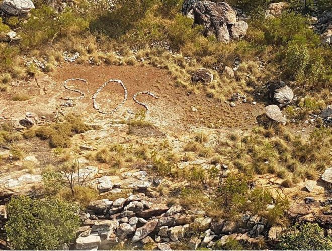 Un mensaje de SOS formado con rocas llamó la atención en Australia.