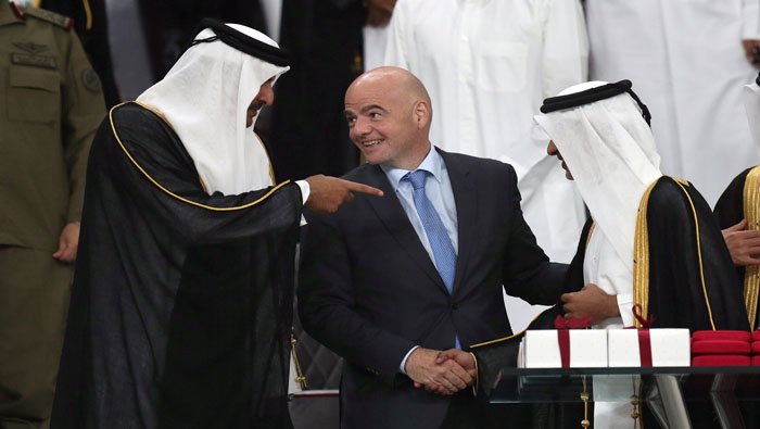 El presidente de la FIFA (c) junto al emir qatarí Sheikh Tamim Bin Hamad al-Thani en el Estadio Internacional Jalifa de Doha.