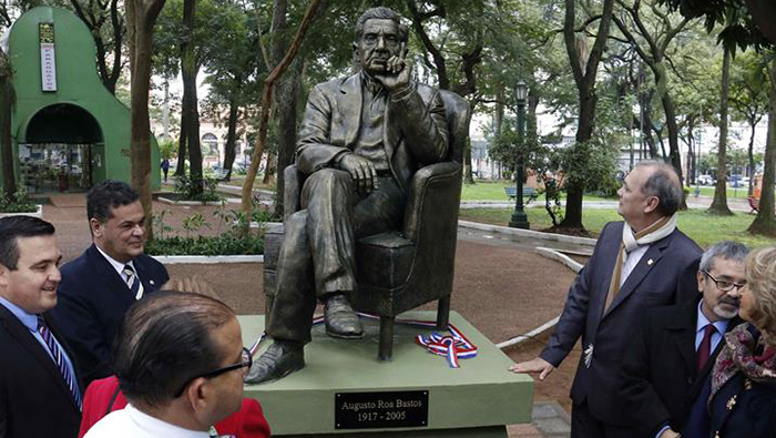 Vista de la estatua del escritor paraguayo Augusto Roa Bastos descubierta en una plaza de Asunción (Paraguay).