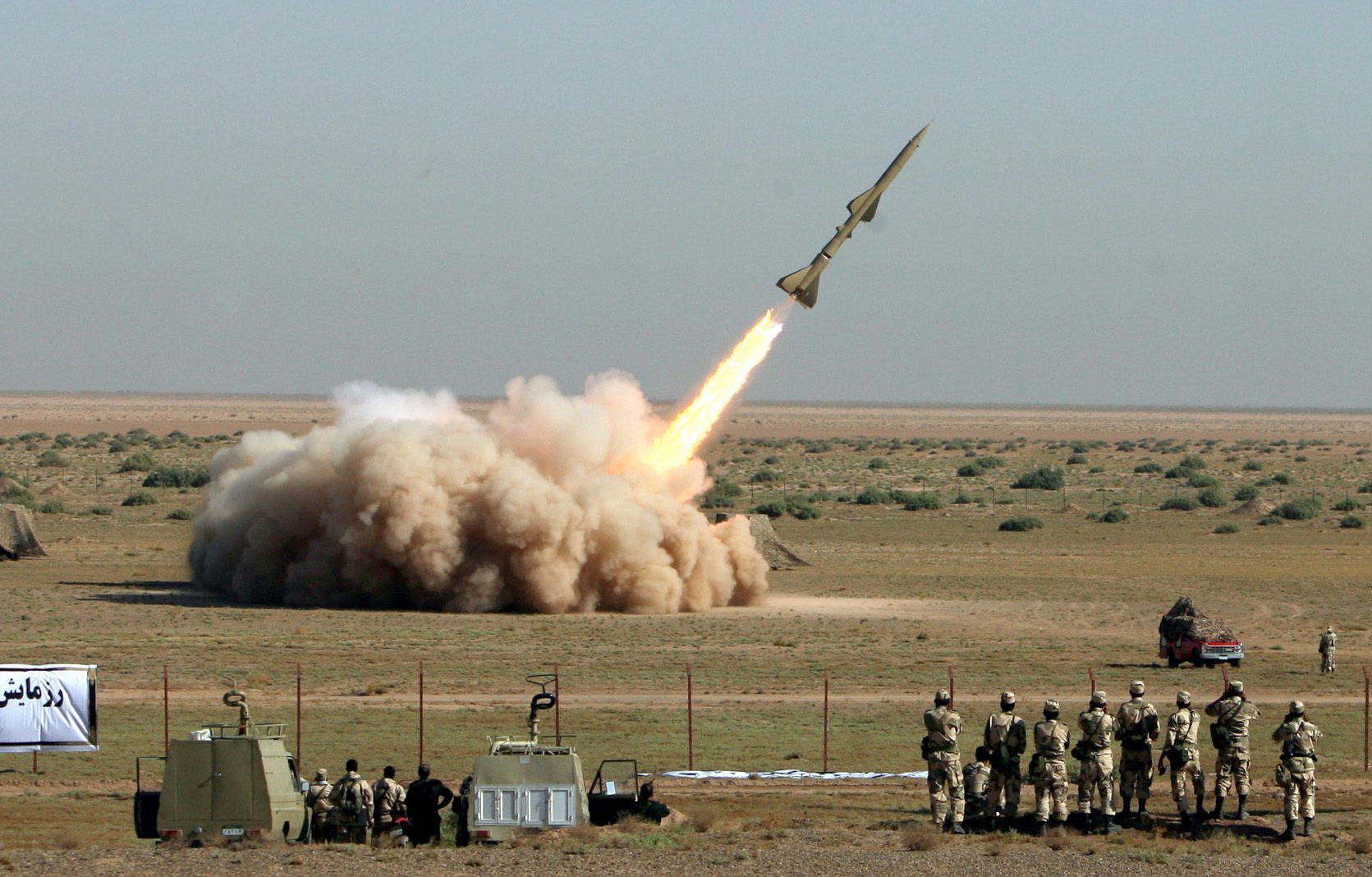 El Ejército iraní en 2009 realizó pruebas de lanzamiento múltiple de misiles de corto y medio alcance.