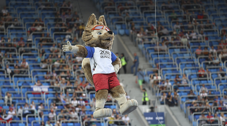 La mascota oficial de la Copa, el zorro Zabivaka, también hizo acto de presencia en el estadio de San Petesburgo.