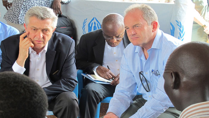 El Alto Comisionado de Naciones Unidas para los Refugiados, Filippo Grandi (i), en Sudán del Sur, uno de los países con mayor cantidad de desplazados.