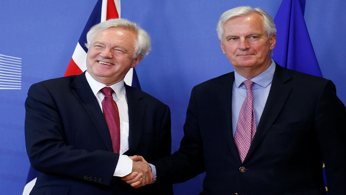 El negociador europeo Michel Barnier (i) junto a su par británico David Davis.