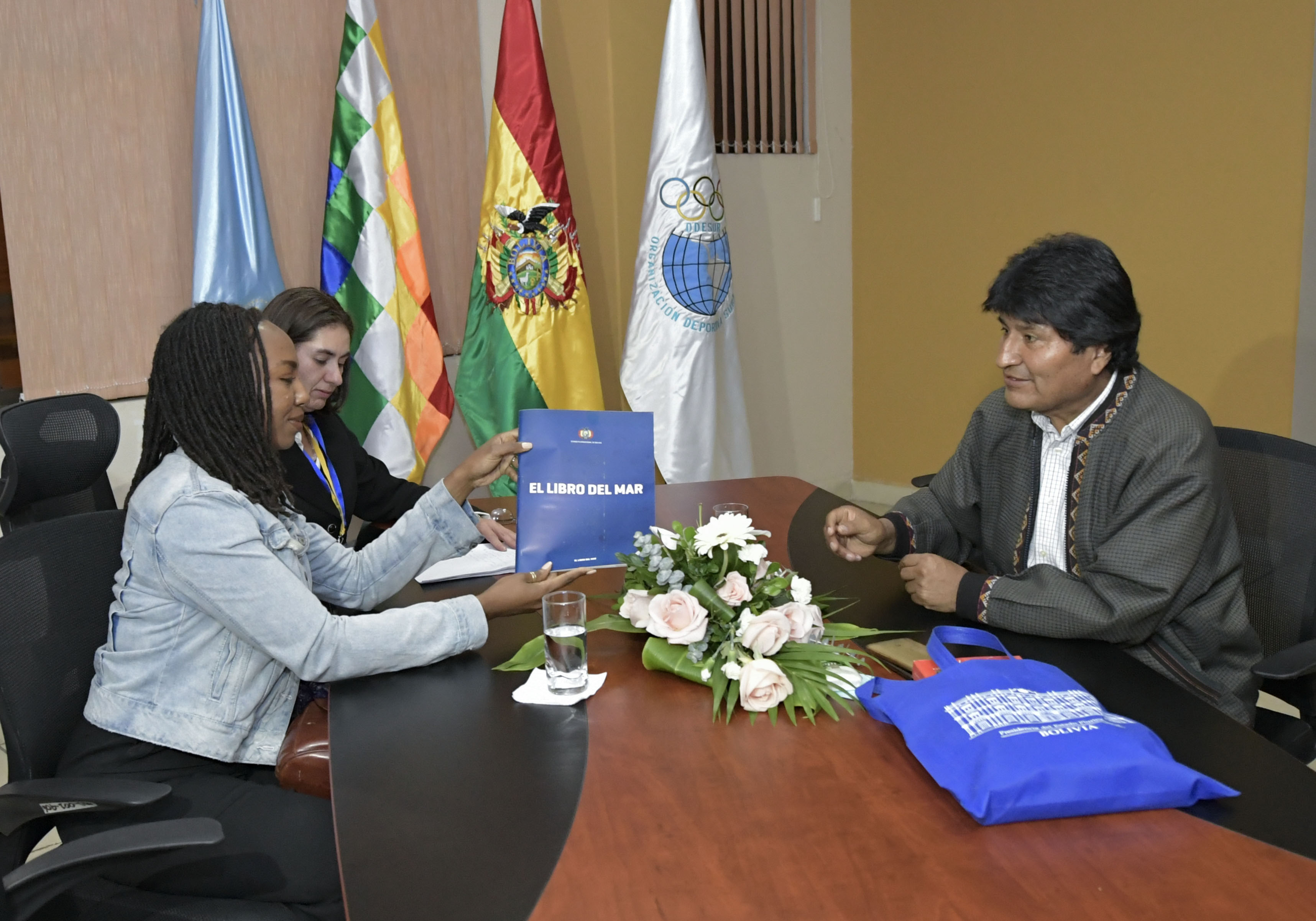 El presidente Evo Morales en reunión con Opal Tometi, Directora ejecutiva de la Alianza Negra por la La directora ejecutiva de la Alianza Negra por la Inmigración Justa, de los EE.UU.