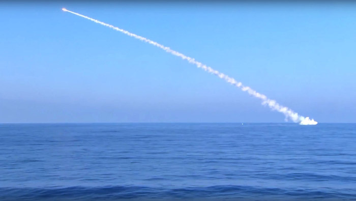 Captura de vídeo que muestra un misil Kalibr lanzado desde el submarino ruso 