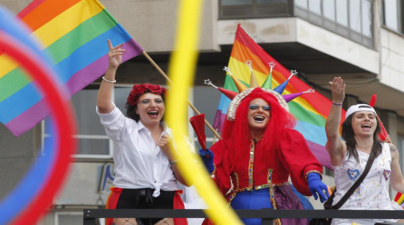 La marcha del Orgullo en Gijón, España, reunió al colectivo de lesbianas, gays, bisexuales y transgéneros de Asturias, quienes cumplen 25 años defendiendo los derechos de este colectivo.