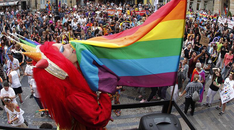 Cientos de personas recorrieron las calles céntricas de Sevilla para participar en la Celebración del Día del Orgullo LGBT 2017.
