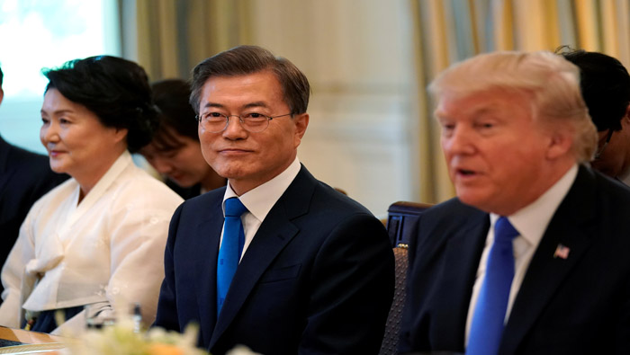 El presidente de Corea del Sur (c) junto a su esposa y su par de EE.UU.