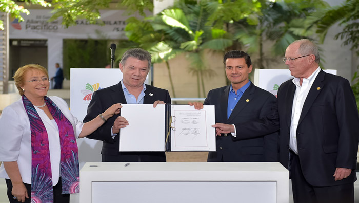 La presidenta de Chile (i), junto a sus pares de Colombia, México y Perú, tras haber firmado la Declaración de Cali.