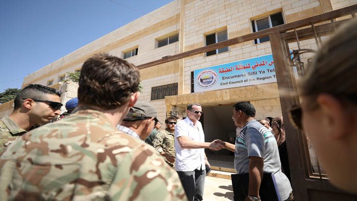 Brett McGurk, enviado de EE.UU. a la coalición contra el Daesh, mientras saludaba a los presentes en Al-Tabqa en junio pasado.