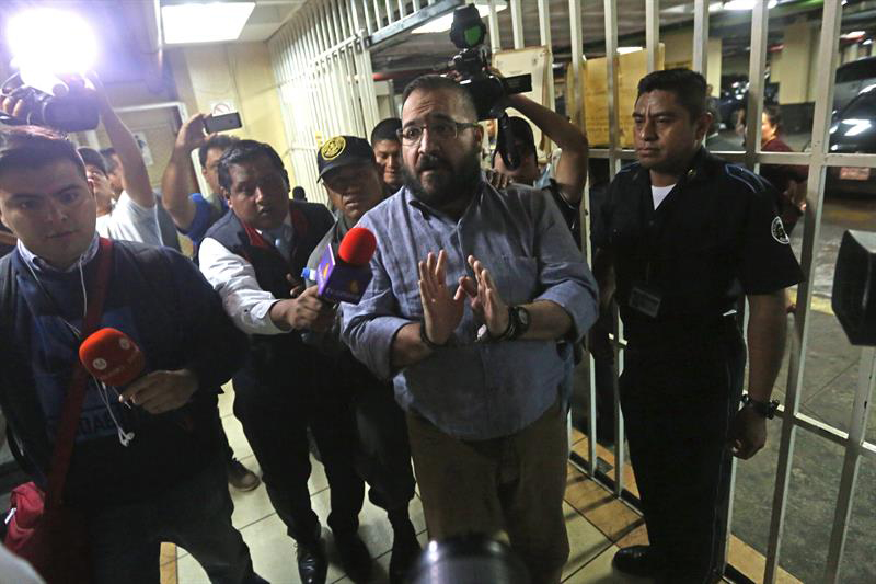 Las autoridades mexicanas tienen indicios de que las operaciones ilícitas cometidas por Javier Duarte se hicieron bajo una triangulación de fondos y con testaferros.