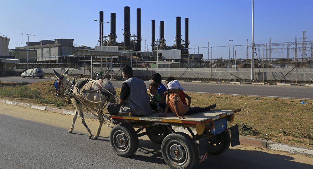 La falta de energía eléctrica en la Franja de Gaza afecta las actividades rutinarias de la población. 