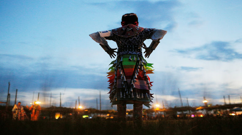 Con tradicionales trajes y comidas los indígenas de Estados Unidos se encontraron en el Pueblo de Taos.