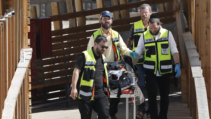 Cuerpo de emergencia israelí trasladan el cuerpo de uno de los palestinos asesinados