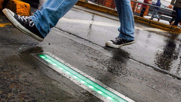 En el cruce de las calles Picaví y calle Nueva de la ciudad de Concepción se estrenó este nuevo mecanismo de semáforos de suelo.