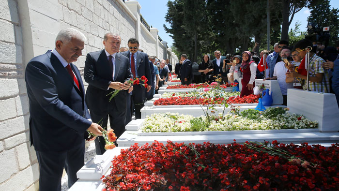El mandatario turco visitó las tumbas de los civiles fallecidos durante el intento de golpe de 2016.