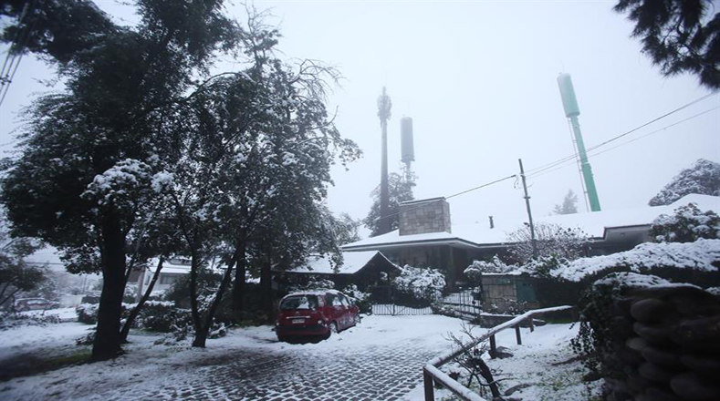 La capital chilena se vio afectada este sábado por la mayor nevada de la última década, un fenómeno que dejó a más de 300.000 hogares sin suministro eléctrico y que se repitió en otras regiones de la zona centro y sur del país.