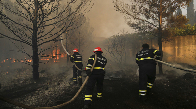 Varias casas han sido ya destruidas por la llamas aunque amenazan con causar mayores daños en la península de Lustica, confirman medios locales.