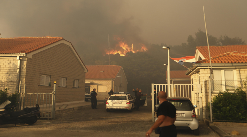 Unas 300 personas tuvieron que se evacuadas de las localidades de Begovici y Veslo ante el avance de las llamas.